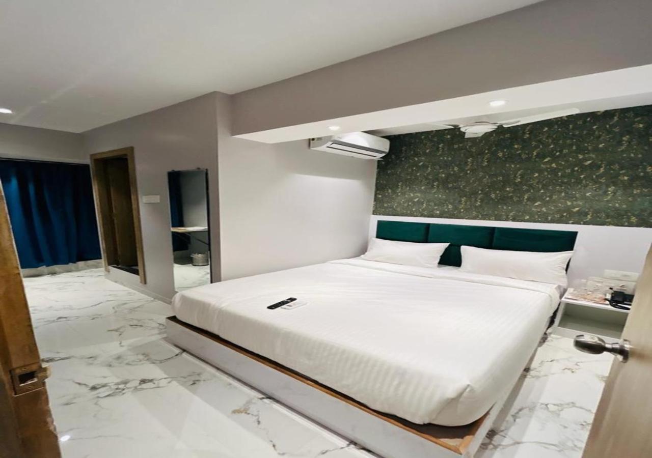 Grand Dyad - Near Kokilaben Hospital Andheri West 3* Bombay