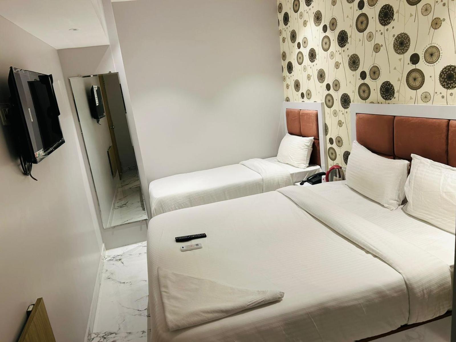 Hotel Grand Dyad - Near Kokilaben Hospital Andheri West Bombay