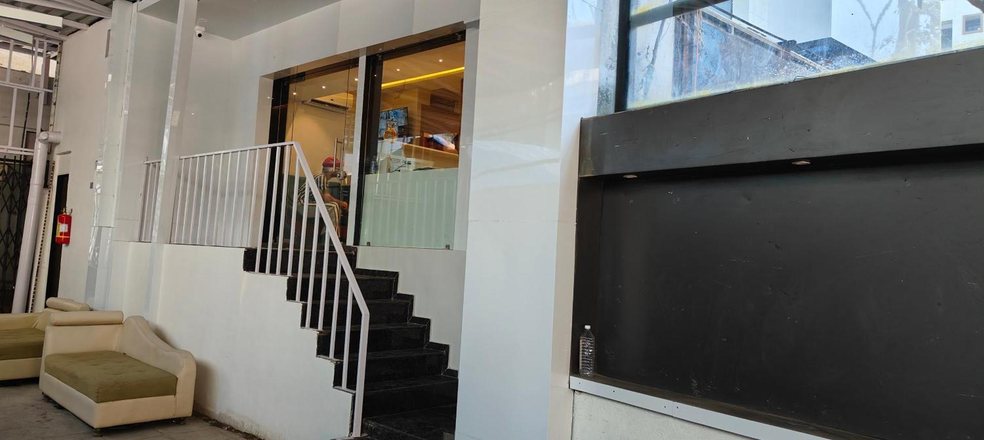 Grand Dyad - Near Kokilaben Hospital Andheri West Bombay