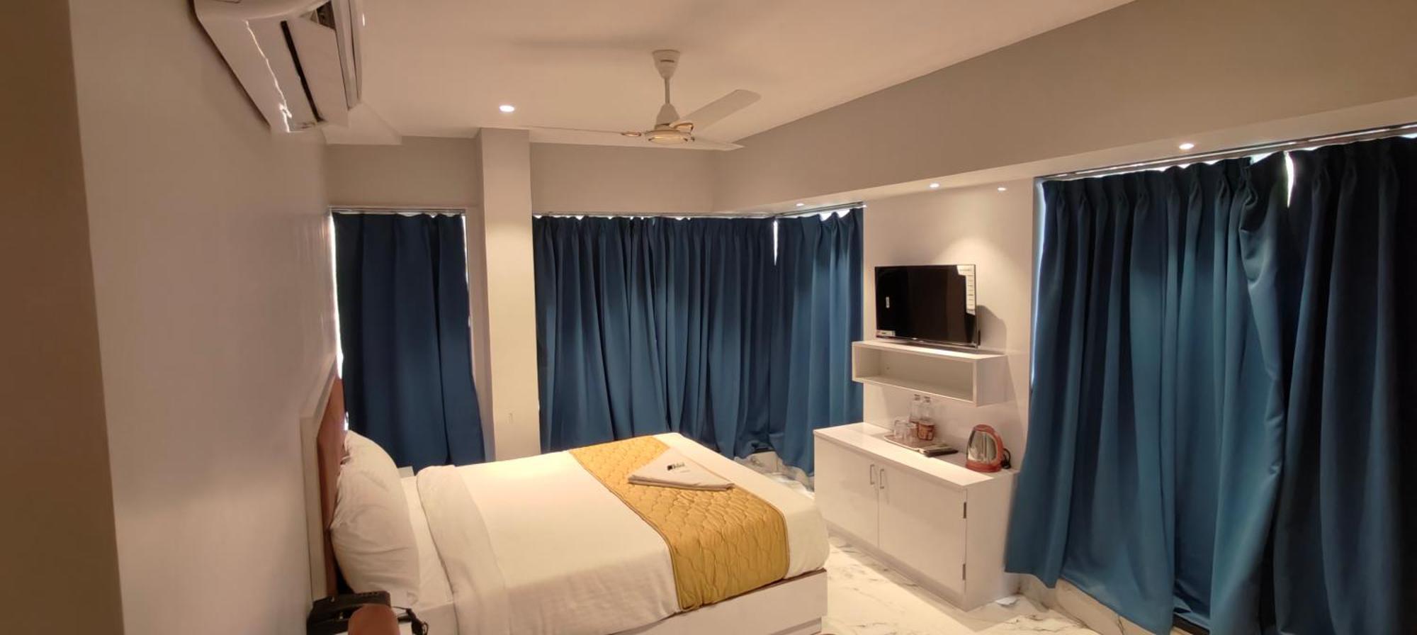 Grand Dyad - Near Kokilaben Hospital Andheri West Bombay
